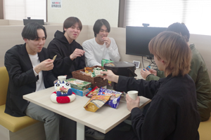 みんなでお菓子食べている様子