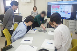 同期と研修を受けている画像
