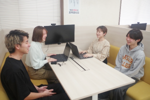先輩方の笑顔あふれる会議の写真