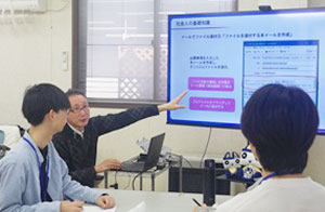 研修を受けているT.Fさんの写真
