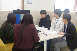 Webデザイナーや採用担当者も交えた意見交換会の様子